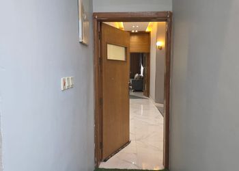 شاليه بجلسة مطلة على مسبح 