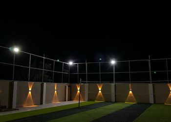 شاليه بملعب كرة طائرة ومسبح.