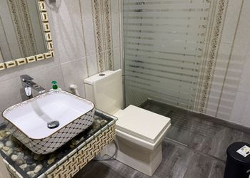 شقة أنيقة بصالة وثلاث غرف نوم