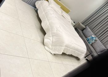 استديو بأثاث مريح وبسيط 