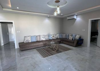 استراحة بجلسة خارجية ومسبح داخلي