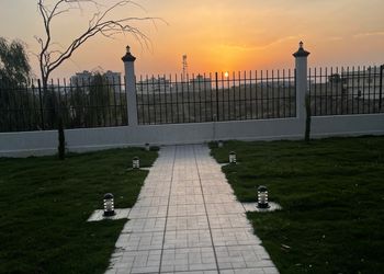 شاليه بمجلس وفناء خارجي