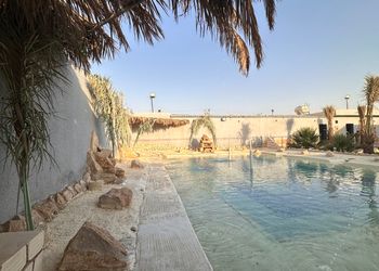 شاليه بمسبح شاطئي ومجالس 