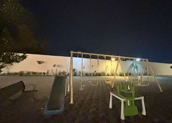 شاليه بمسطح اخضر وجلسة خارجية