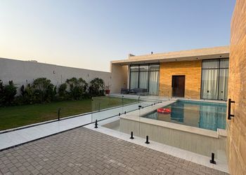 شاليه بمسطح اخضر ومسبح