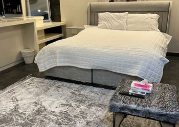 استديو بسرير ماستر وجلسة جانبية 