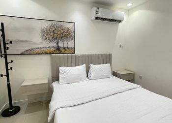 استديو بأثاث مريح وبسيط 