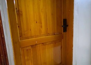 استديو بسرير ماستر وجلسة مريحة 