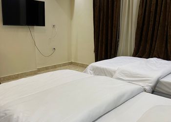 شقة بصالة مريحة وثلاث غرف نوم 