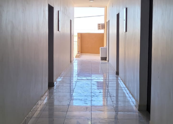 غرفة بأثاث مريح وبسيط