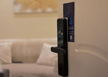 شقة بصالة أنيقة ودخول ذاتي