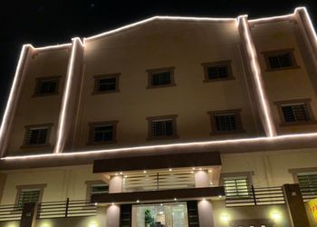غرفة بأثاث مريح وبسيط 