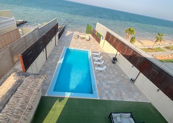 شاليه مطل على البحر و 4 غرف نوم