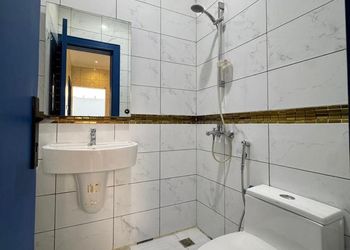 شاليه بمسطح اخضر ومسبح 