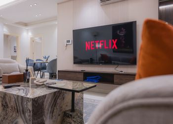شقة بغرفة معيشة وغرفتين نوم 