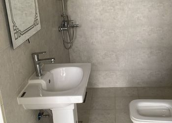 شاليه بحلسة خارجية وألعاب أطفال