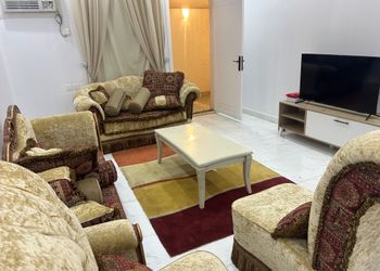 شقة بصالة وثلاث غرف نوم