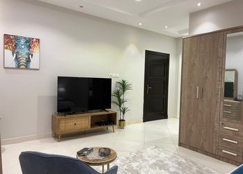 استديو بسرير ماستر وأثاث مريح 