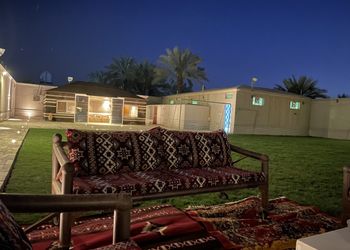 استراحة بمسبح داخلي ومسطح اخضر