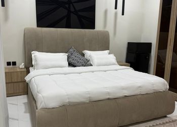 استديو بأثاث مريح وبسيط 