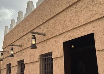 مزرعة بمسطح اخضر وجلسة خارجية