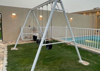 شاليه بمسطح اخضر و جلسة خارجية