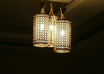 شاليه بجلسة تطل على مسبح خارجي 