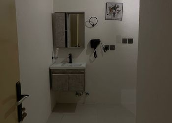 استديو بأثاث مريح وبسيط 