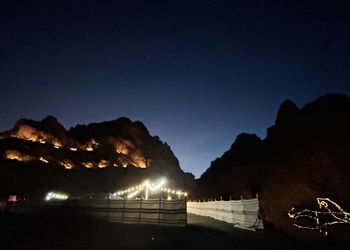 مخيم بجلسة خارجية وبإطلالة على الجبل