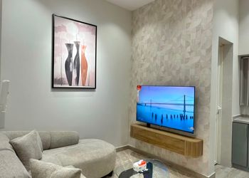 شقة بغرفة نوم وتصميم هادئ