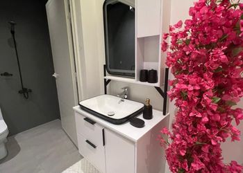 شاليه بصالةتطل على مسبح خارجي