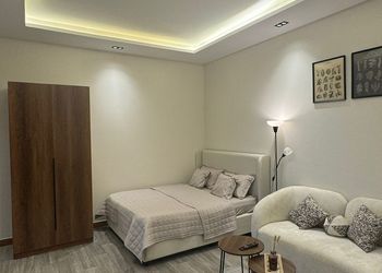 استديو بأثاث مريح وبسيط 