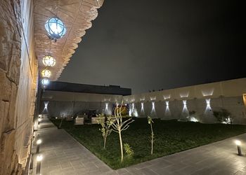 شاليه بجلسة خارجية ومسطح اخضر