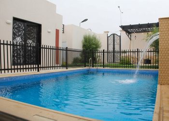 شاليه بجلسة خارجية ومسبح