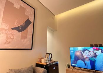 استديو بسرير ماستر وجلسة مريحة 