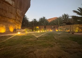 مزرعة محاطة بالجبال