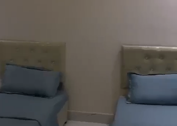 شاليه بجلسة خارجية على مسبح
