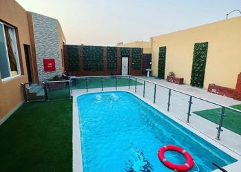 شاليه بمجلس مطل على المسبح