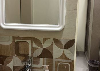 غرفة بسرير ماستر