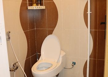 شقة بثلاث غرف نوم و صالة 