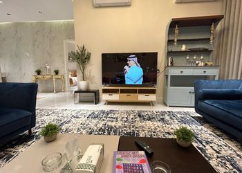 شقة فاخرة أرضية بصالة وغرفة نوم