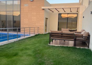شاليه بركن شواء ومسطح اخضر