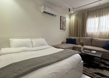 استديو بسرير ماستر وجلسة جانبية 
