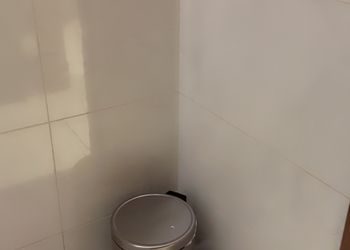 شقة بصالة مريحة وغرفة نوم 
