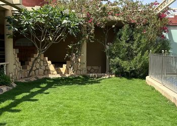 شاليه بمسطح اخضر وجلسة خارجية 