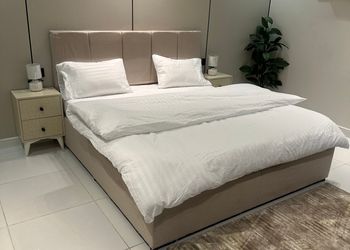 استديو بأثاث بسيط ومريح 