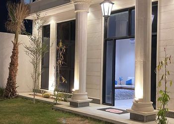 شاليه بصالة أنيقة وفناء خارجي 
