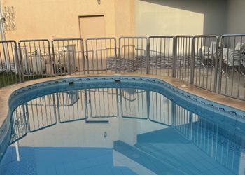 شاليه بجلسة تطل على مسبح خارجي 