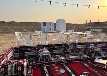 مخيم أنيق بملعب طائرة وحفرة مندي