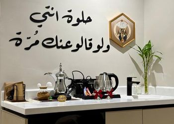 شقة بغرفة نوم وصالة مريحة 